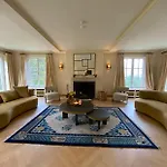 Wood Side Avec Piscine Динан