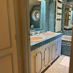 Wood Side Avec Piscine Динан